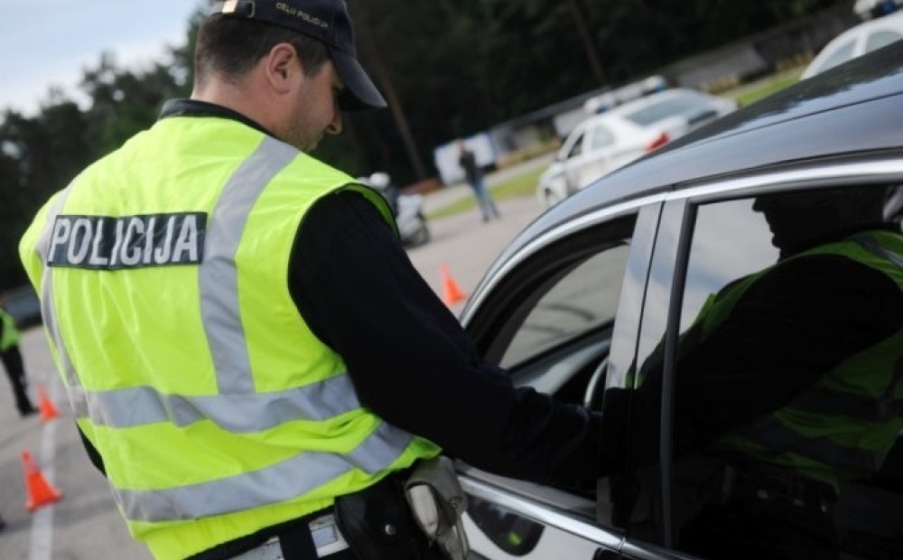Iereibis šoferis Ventspilī policistam mēģinājis dot 100 eiro kukuli