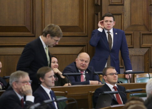 Aizgājusī Saeima var lepoties ar 990 pieņemtiem likumiem un krietni runīgākiem deputātiem