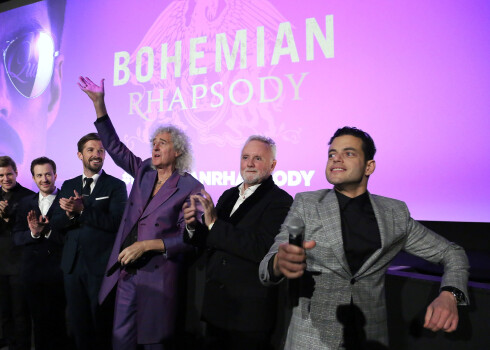 Alens Līčs, Džo Mazello, Gvilims Lī, Braians Mejs, Rodžers Teilors un Rami Maleks filmas pirmizrādē.