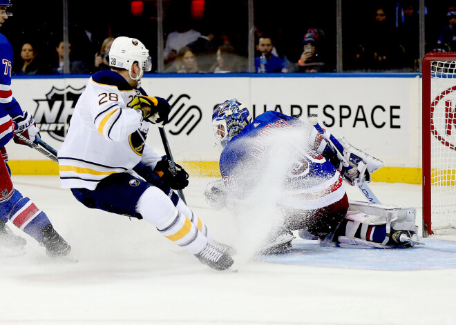 Girgensona "Sabres" bezspēcīgi Lundkvista un "Rangers" priekšā