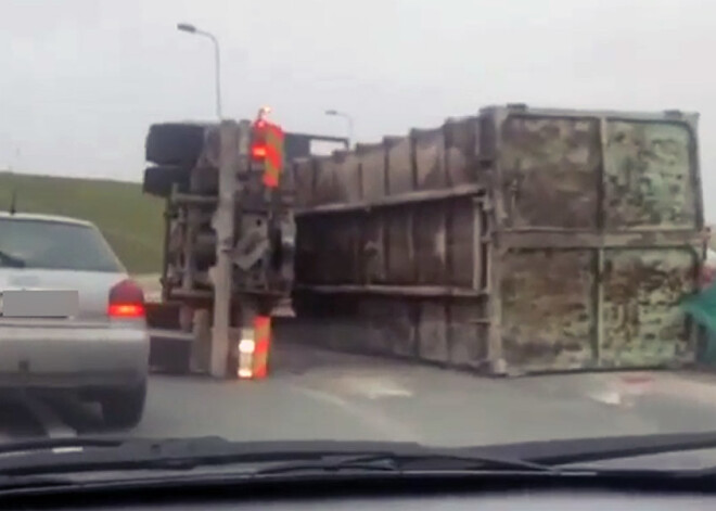 VIDEO: pie Salaspils apgāzusies kravas automašīna