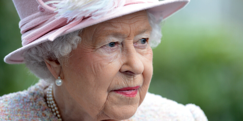 Karaliene Elizabete II pārkāpj protokolu Meganas mammas dēļ