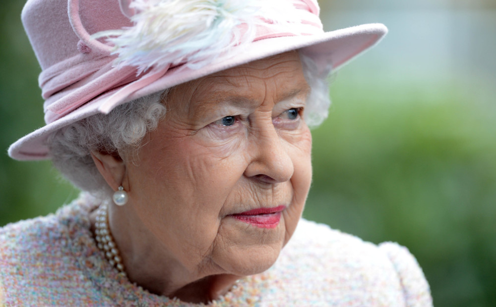 Karaliene Elizabete II pārkāpj protokolu Meganas mammas dēļ