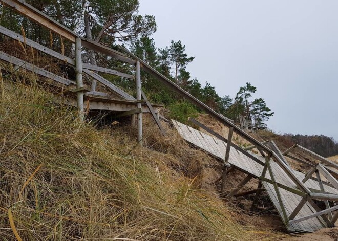 Saulkrastos nogruvusi Baltā kāpa, sagraujot arī gājēju laipu, kura vairs nebūs atjaunojama. Laipa dabas mīļotājus priecēja vien piecus gadus.