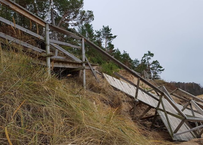 Sabrukušo Saulkrastu kāpas laipu atjaunos pēc mēneša. Nākamgad būvēs jaunu