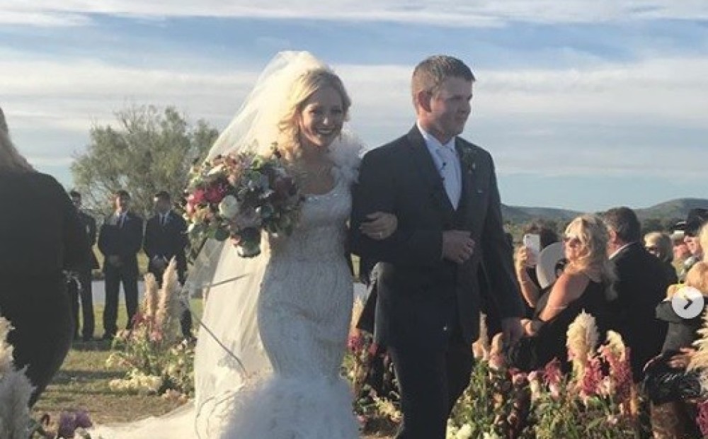 Vien mirkli pēc laulību ceremonijas traģiskā avārijā Teksasā mirst jaunais pāris