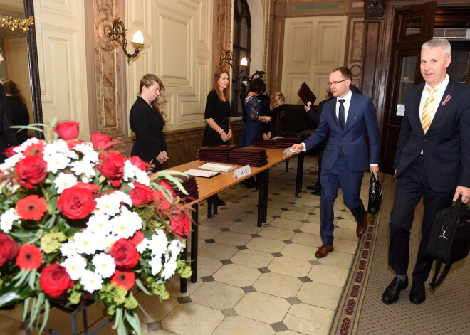 Jaunievēlētās Saeimas deputāti Artis Pabriks un Andris Skride ierodas uz 13. Saeimas rudens sesijas pirmo sēdi.