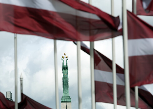 Latvijas karogi un Brīvības piemineklis.