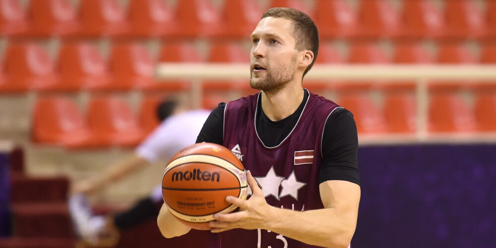 Līdzjutēji par aizvadītā gada Latvijas labākajiem basketbolistiem atzinuši Jāni Strēlnieku un Kitiju Laksu