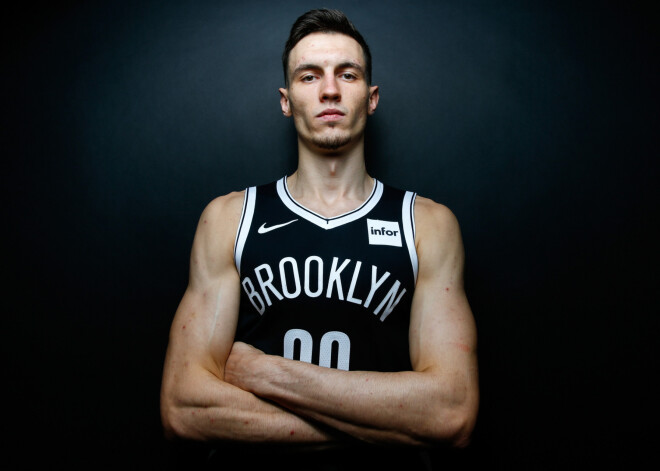 Rodions Kurucs netiek laukumā pārliecinoši uzvarētā NBA spēlē