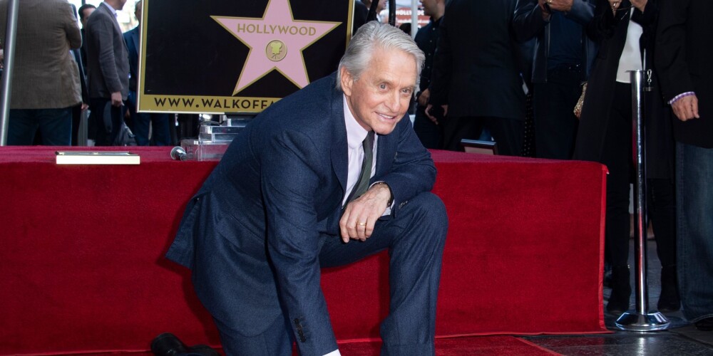 FOTO: aktieris Maikls Duglass saņem zvaigzni Holivudas Slavas alejā