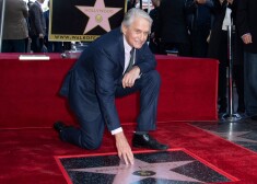 FOTO: aktieris Maikls Duglass saņem zvaigzni Holivudas Slavas alejā