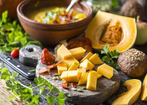 Sātīgā ķirbju zupa ar desiņām