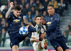 Mančestras "United" mača nogalē gūst divus vārtus un izrauj uzvaru pār "Juventus"