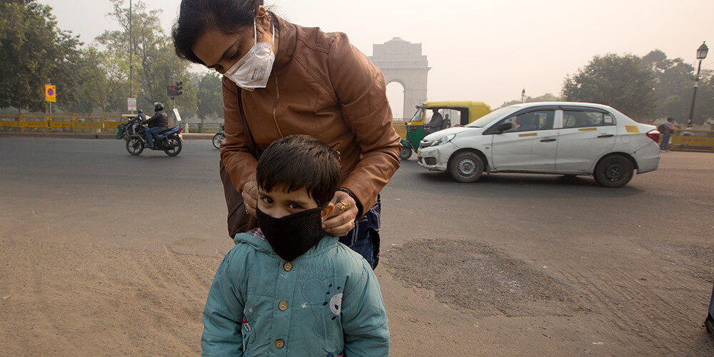 Ņūdeli iedzīvotāji elpo toksisku gaisu, jo Indijas galvaspilsētu pārņēmuši petaržu radītie dūmi