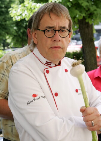 Biedrības "Slow Food" valdes priekšsēdētājs, restorāna "Vincents" šefpavārs Mārtiņš Rītiņš piedalās preses konferencē, kurā informē par jūlija vidū Kuldīgā plānotajiem svētkiem "Lauku mielasts".