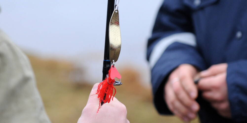 Gaujas Nacionālajā parkā aiztur maluzvejniekus, kas zivis medīja ar žebērkli