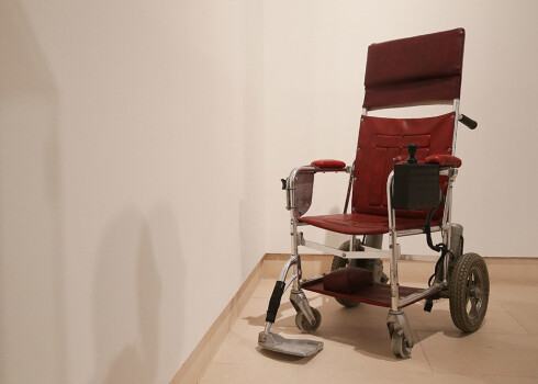 Izsolē pārdots slavenā fiziķa Stīvena Hokinga braucamkrēsls