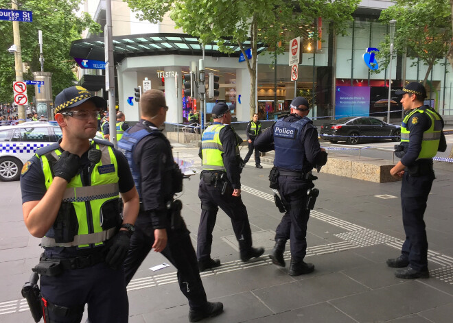 Austrālijas policija piektdien paziņoja, ka incidentā, kurā uzbrucējs izmantojis nazi, Melburnas centra darījumu rajonā maksimumstundas laikā savainoti vairāki cilvēki. Tiek ziņots part vienu mirušo.