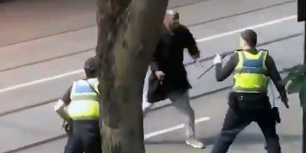 Šausmas Melburnas centrā: policisti sašauj vīrieti, kurš ar nazi uzbruka cilvēkiem
