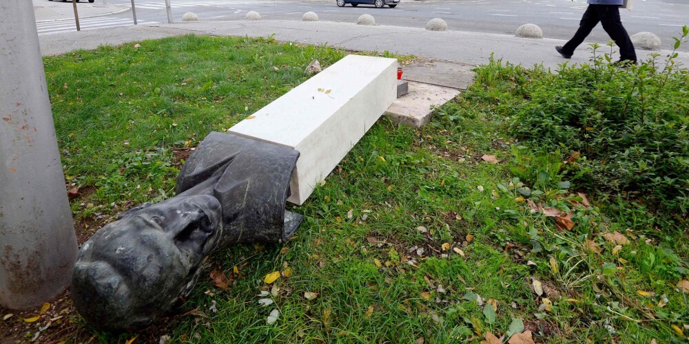 Vīrietis Horvātijā, nogāžot zemē antifašistiskā līdera statuju, salauž kāju