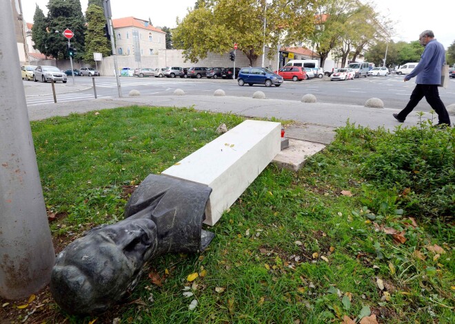 Vīrietis Horvātijā, nogāžot zemē antifašistiskā līdera statuju, salauž kāju