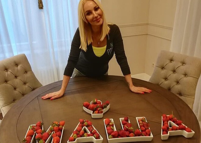 47-летняя Лера Кудрявцева показала нежное фото с мужем и трехмесячной дочерью