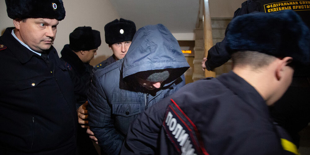 Krievijā visiem trim grupveida izvarošanā apsūdzētajiem policistiem uzrādītas apsūdzības