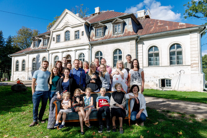 Saulainā rudens svētdienā Abgunstes muižā sabraukuši Avotnieku radinieki un draugi, lai sveiktu Asnāti vārdadienā un kopīgi pabrokastotu muižas zālē.