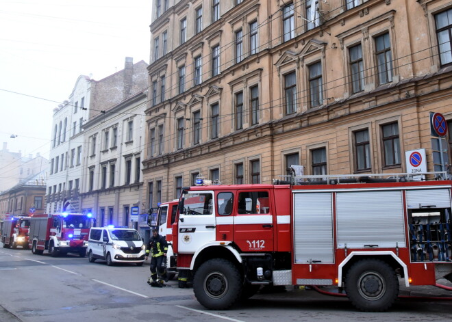 Valsts ugunsdzēsības un glābšanas dienesta, Gāzes avārijas dienesta un Valsts policijas automašīnas uz Birznieka Upīša ielas, kur notiek ugunsgrēka dzēšanas darbi dzīvojamā ēkā Dzirnavu ielā.