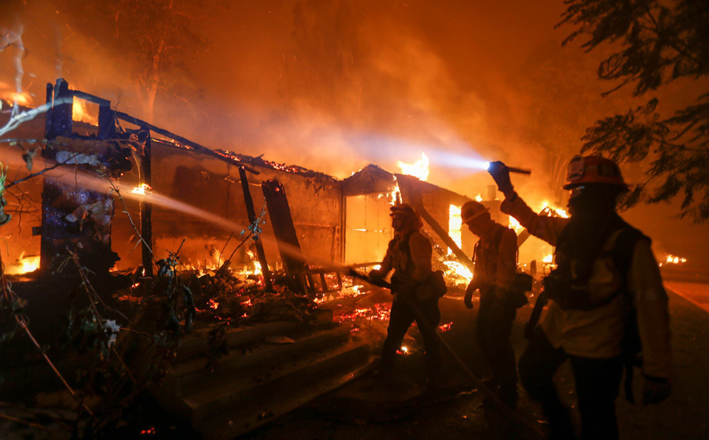 Liesmu elle Kalifornijā: ugunsgrēks paņēmis daudzu cilvēku dzīvības un turpina izplatīties