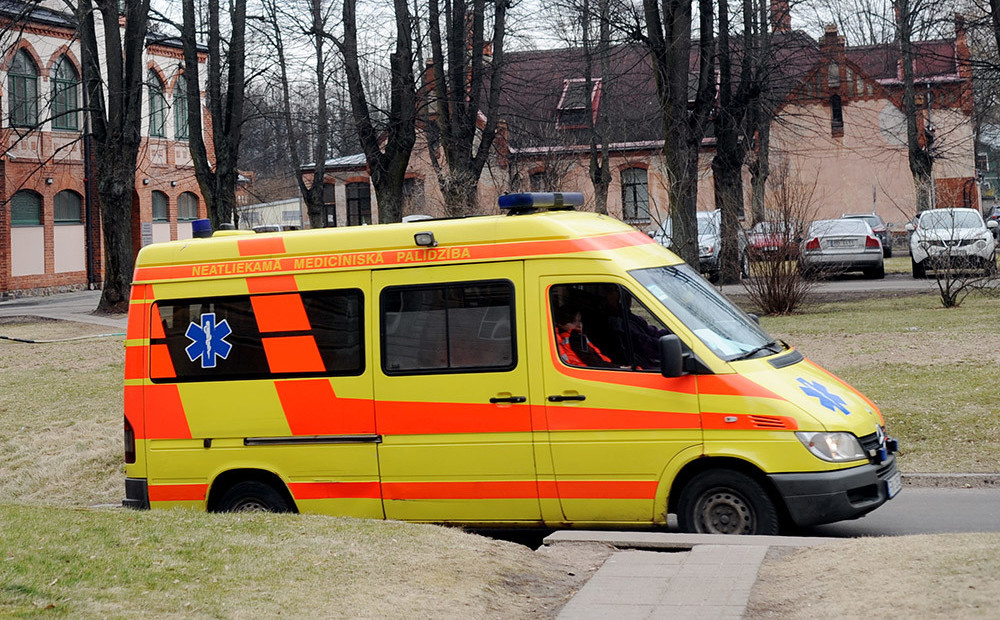 Rīgā satiksmes negadījumā dzīvību zaudējis gājējs, kuram nebija atstarotāja