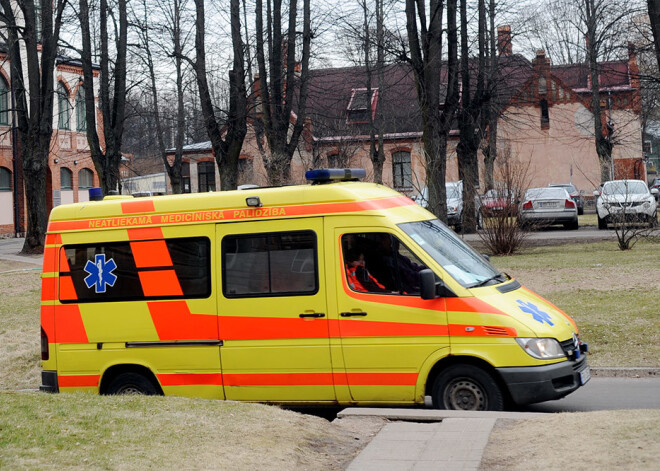 Rīgā satiksmes negadījumā dzīvību zaudējis gājējs, kuram nebija atstarotāja