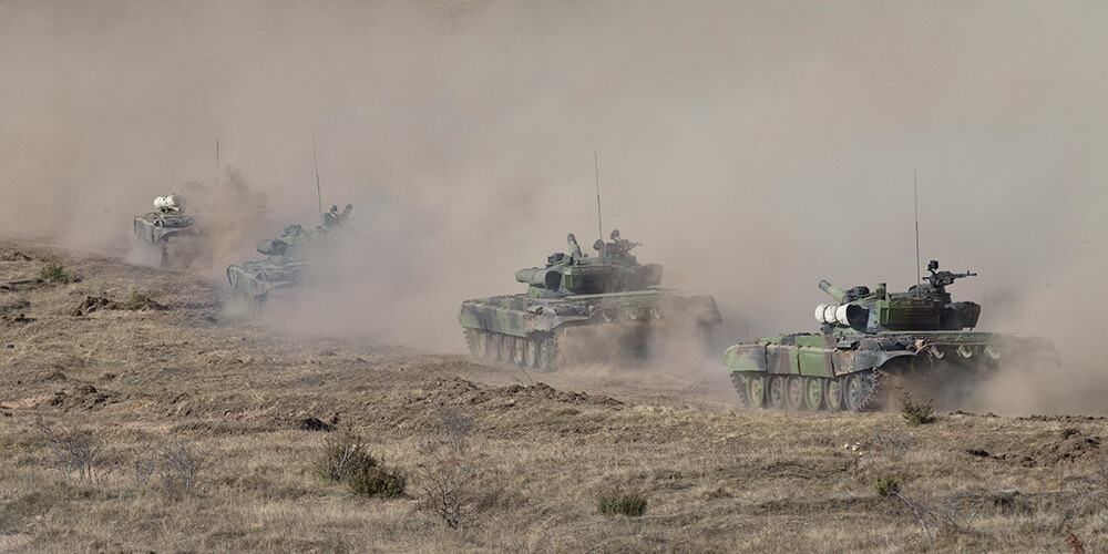 Serbijas armijas tanki piedalās militārajos manevros.