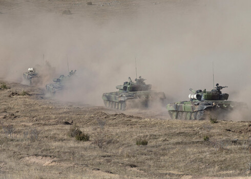 Serbijas armijas tanki piedalās militārajos manevros.