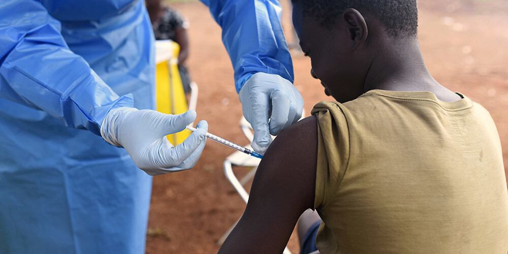 Mediķi Kongo Demokrātiskajā Republikā vakcinē zēnu, kurš bijis saskarsmē ar Ebolas slimniekiem.