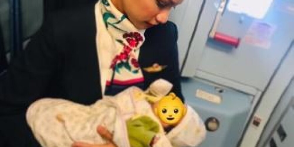 FOTO: stjuarte lidojuma laikā ar krūti pabaro kādas pasažieres zīdaini