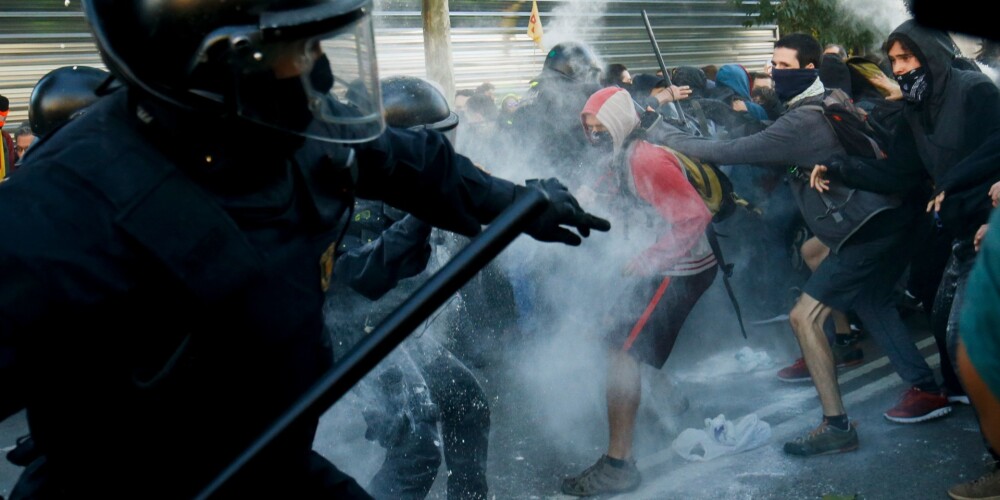 Barselonā izcēlušās policijas un separātistu sadursmes