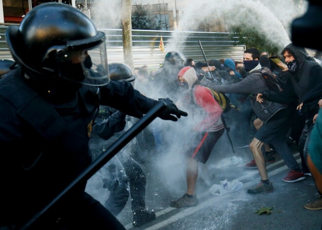 Barselonā izcēlušās policijas un separātistu sadursmes