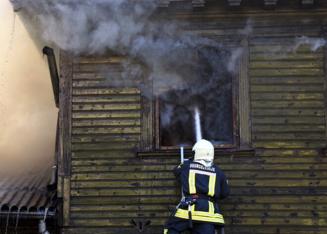 Par mata tiesu no nelaimes: Jēkabpilī no liesmām mājā izglābts cilvēks