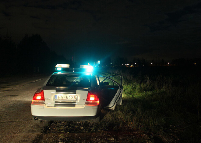 Salaspils novadā automašīna notriekusi divus gājējus; abi gājuši bojā notikuma vietā