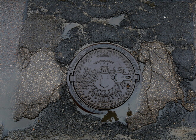 21 gadu vecs vīrietis, pastaigājoties pagalmā, iekritis kanalizācijas akā