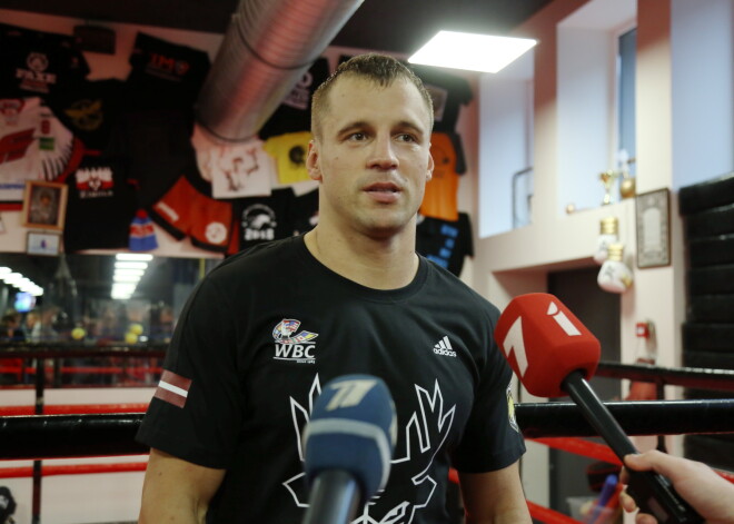 Латвийский боксер Майрис Бриедис вышел в полуфинал Всемирной боксерской суперсерии