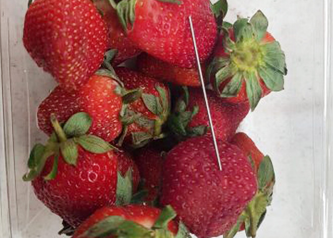 Notikums, kas šokēja Austrālijas sabiedrību: aizturēta 50 gadus veca sieviete, kura zemenēs sadūra adatas