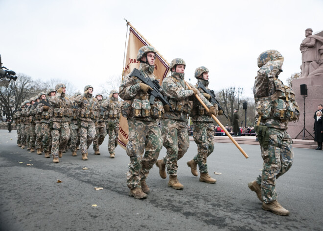 Godinām savus varoņus: cilvēki pulcējas, lai vērotu militāro parādi pie Brīvības pieminekļa