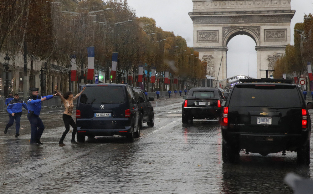 VIDEO: divas puskailas aktīvistes mēģina aizšķērsot ceļu Trampa autokolonnai Parīzē