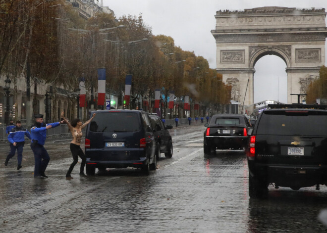VIDEO: divas puskailas aktīvistes mēģina aizšķērsot ceļu Trampa autokolonnai Parīzē