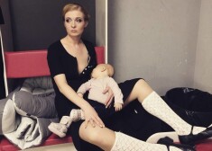 Virtuālajā vidē dziedātājas ievietotais foto pielīdzināts mākslas darbos populārajam sižetam "Madonna ar bērnu".