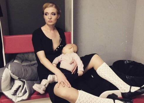 Virtuālajā vidē dziedātājas ievietotais foto pielīdzināts mākslas darbos populārajam sižetam "Madonna ar bērnu".