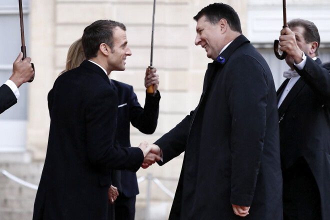Francijas prezidents Emanuels Makrons sveic Latvijas prezidentu Raimondu Vējoni.